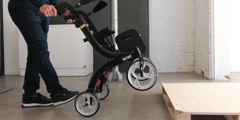 Met je rollator op de stoep Hoofdingafbeeldingrollator-stoep.png